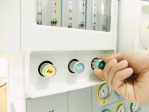AdobeStock 349878006 300x225 - Adjustable rotating nurse Oxygen, nitrous oxide, air Used together with anesthesia machine